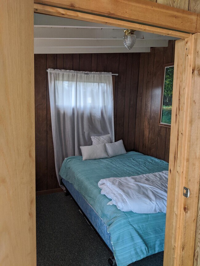 Bedroom with double bed - 2296 Elm St