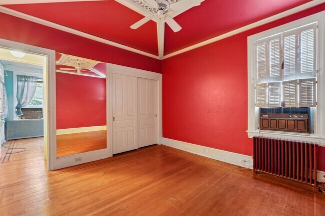 Building Photo - Spacious 5 Bedroom, 1.5 Bath Home in York,...