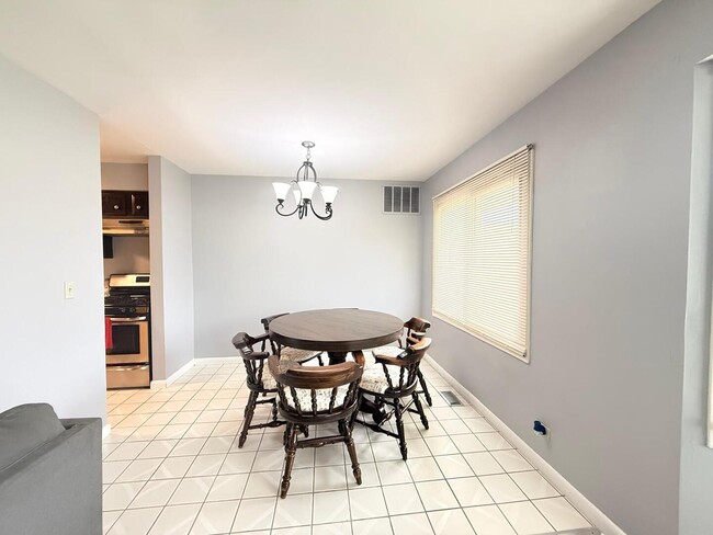 Building Photo - 3108 Roberts Dr