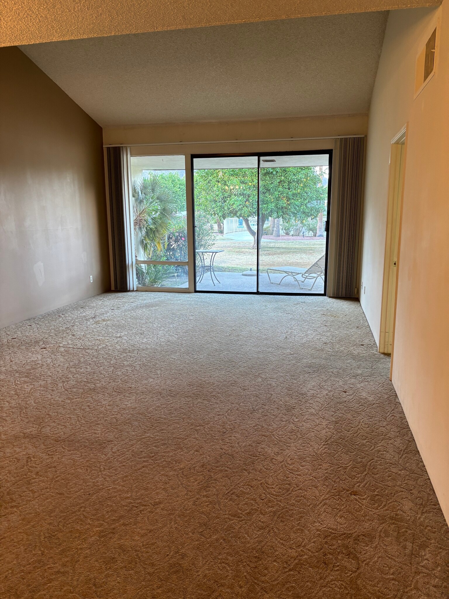 spacious living room - 1902 Grand Bahama Dr E