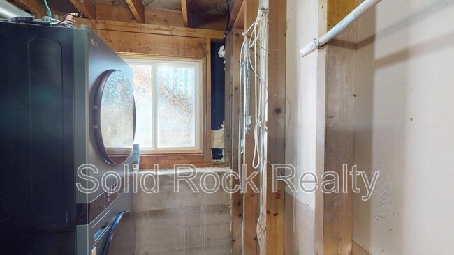 Building Photo - 1615 Shasta Dr