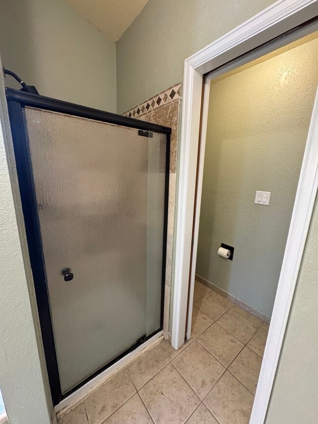 Building Photo - 5 Bedroom Home in Broadmoor Bluffs