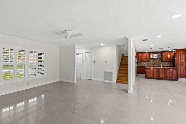 Building Photo - 4610 Pine Tree Dr