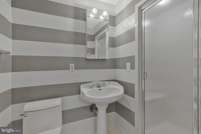 Building Photo - 2689 Glencroft Rd