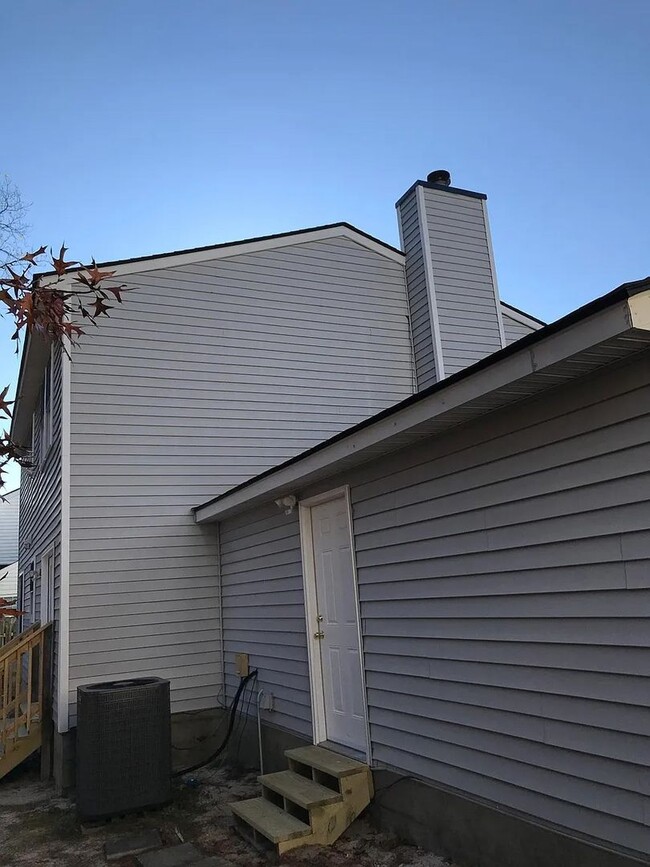 Building Photo - Immaculate and spacious home