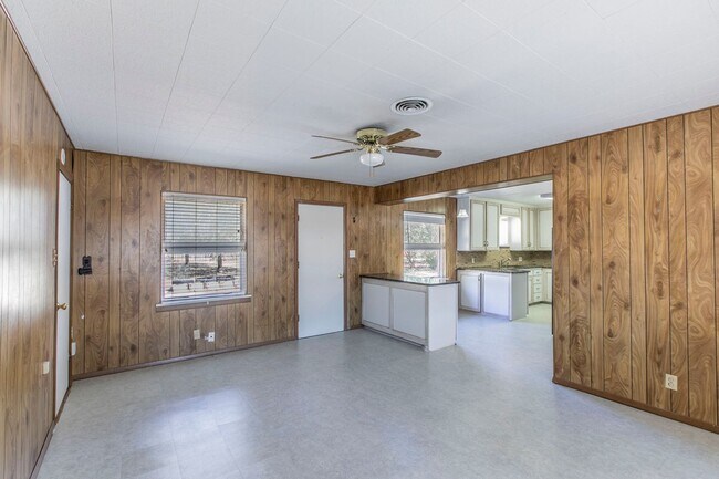 Building Photo - Stylish & Spacious 3-Bed Home