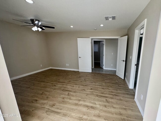 Building Photo - 2329 E Enrose St