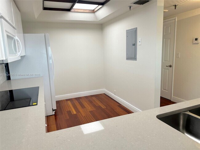 Building Photo - 520 Brickell Key Dr