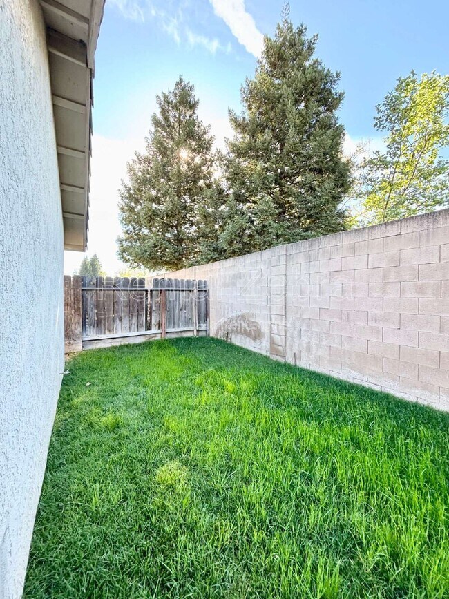 Building Photo - 736 Redwing Dr