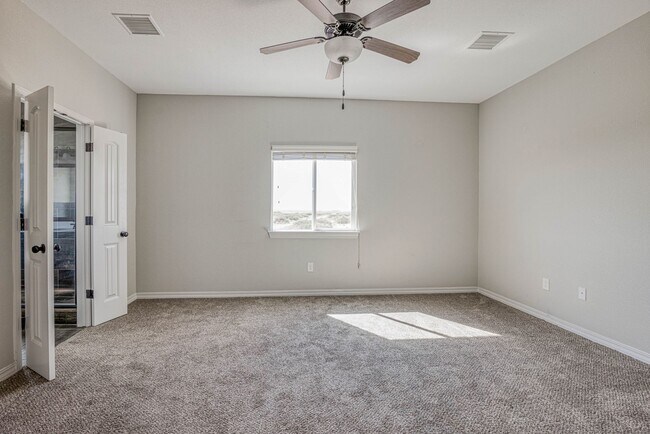 Building Photo - Beautiful East side House with 3 beds-2.5 ...