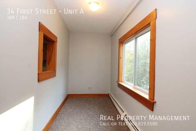 Building Photo - Spacious 3 Bedroom Apartment- Heat Include...