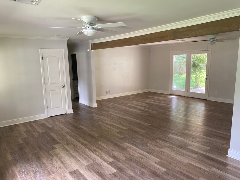 Building Photo - 400 Corona Dr