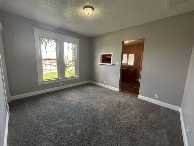 Building Photo - 3 Bedroom 2 Bath House in Moline with a Bo...