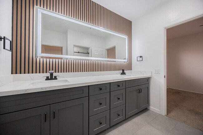 Building Photo - 11121 W Sunflower Pl