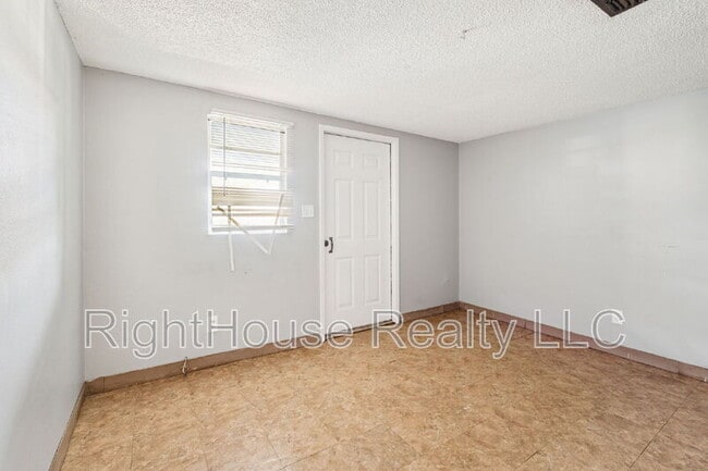 Building Photo - 2430 Tanglewood St