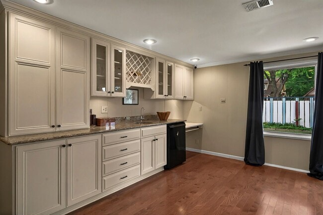 Building Photo - Move In Ready! 5 bedroom 3.5 bath near Was...