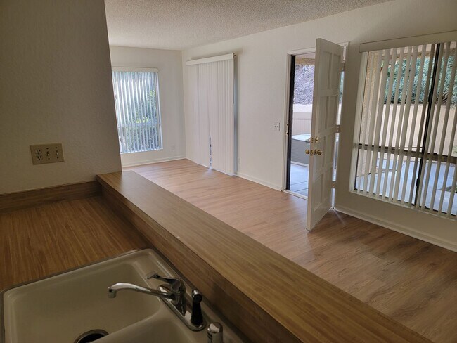 Building Photo - 1 BED/ 1 BATH CONDO