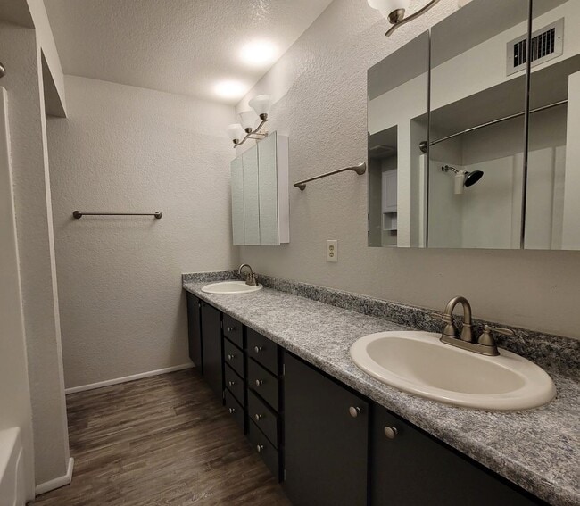Building Photo - 3030 S Rainbow Ave