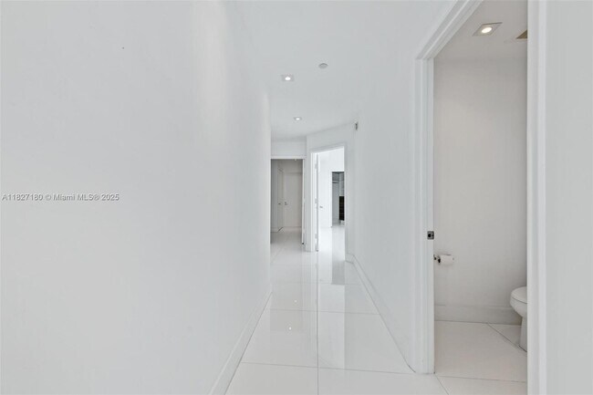 Building Photo - 2020 N Bayshore Dr