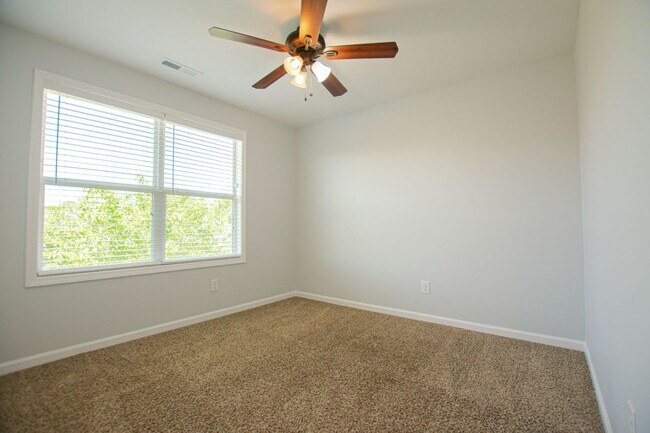 Building Photo - Pet Friendly Three Bedroom!