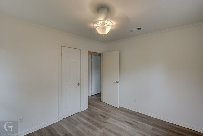 Building Photo - 9478 Poinsettia Dr