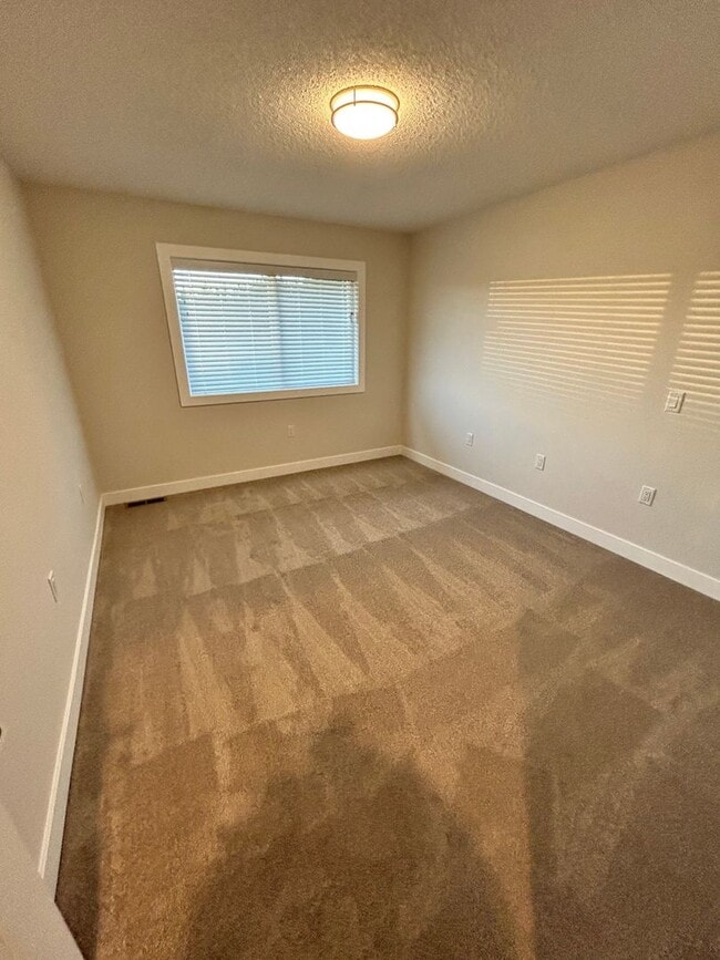 Building Photo - Rare 5-bedroom House with 1 Car Garage in Everson.