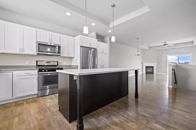 Kitchen & Island - 4354 Eagle Ridge Ln