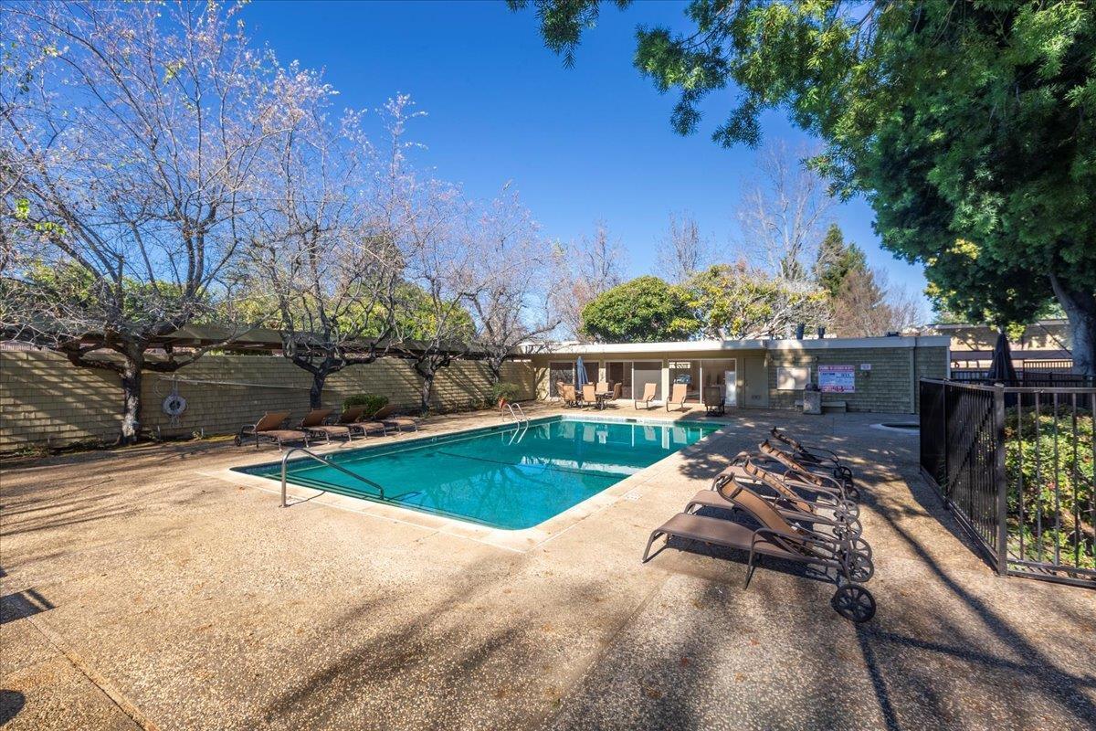 Building Photo - 280 Easy St