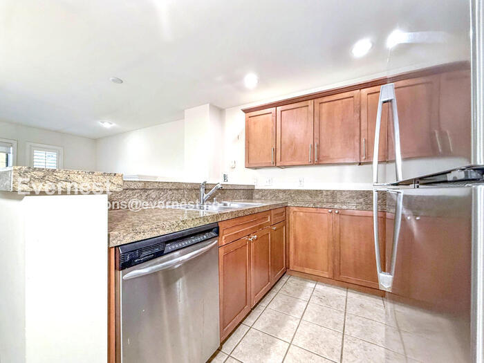 Building Photo - 133 Queen Anne Ave N