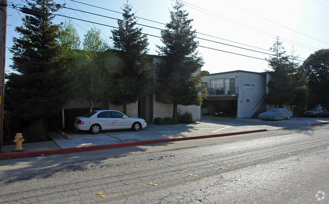 Building Photo - Knights Inn Apartments