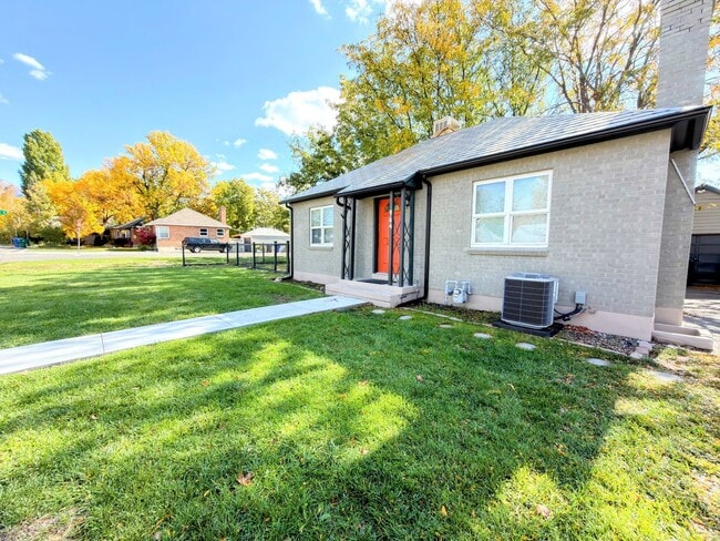 Building Photo - Newly Updated 2-Bedroom Home