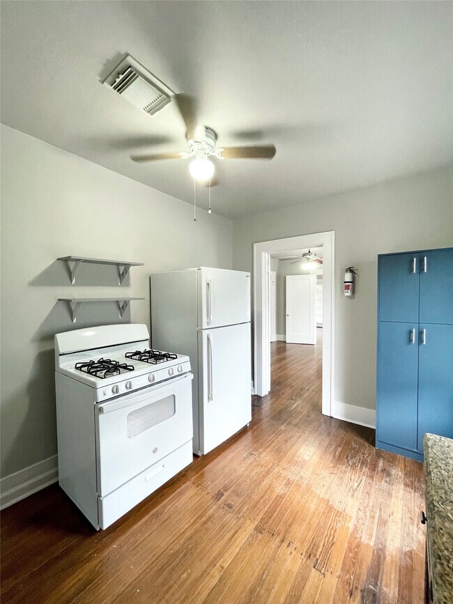 Building Photo - 4009 Oakridge St