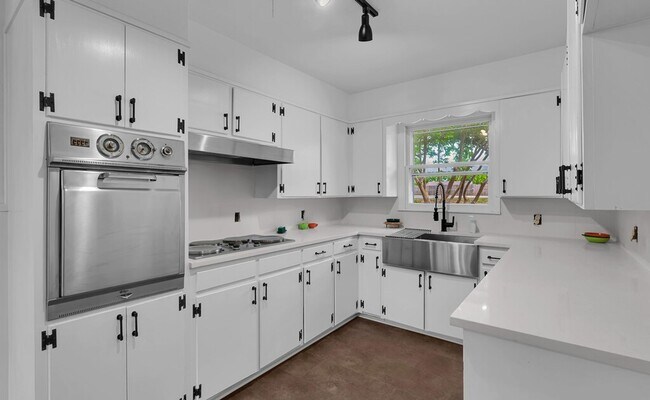 Building Photo - 311 Newland Dr
