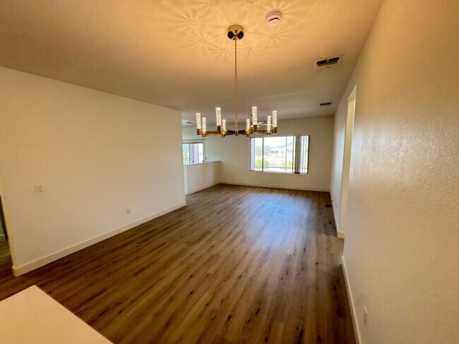 Building Photo - Remodeled 2BD/2BA with Golf & Mountain Vie...