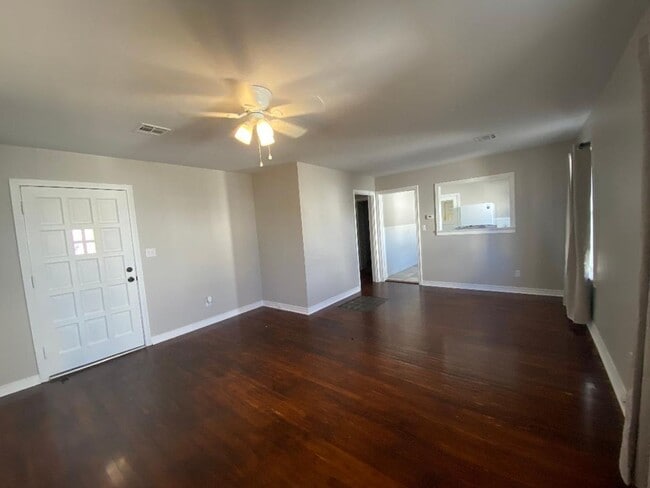 Building Photo - Charming 2-bedroom, 1 bathroom home.