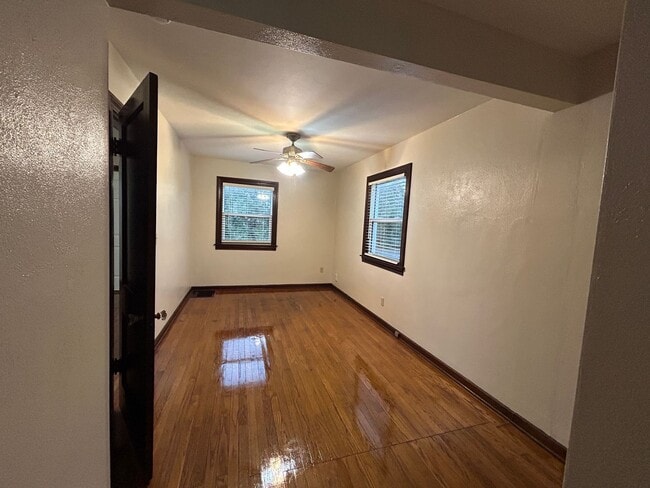 Building Photo - Private 2 bedroom 1 bath bungalow in Davenport