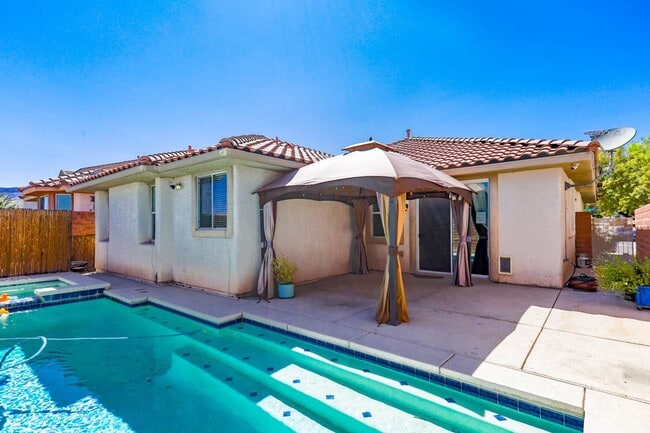 Building Photo - South Summerlin Single Story Pool And Spa Home