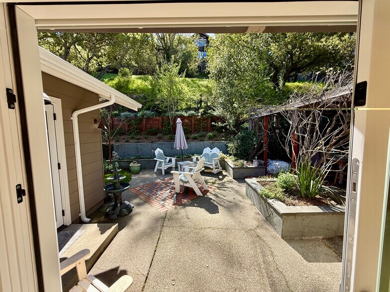 Building Photo - 81 Angela Ave