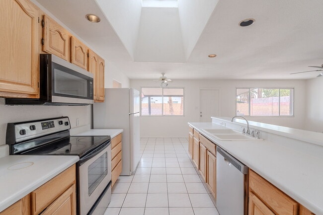 Building Photo - 2543 E Huntington Dr