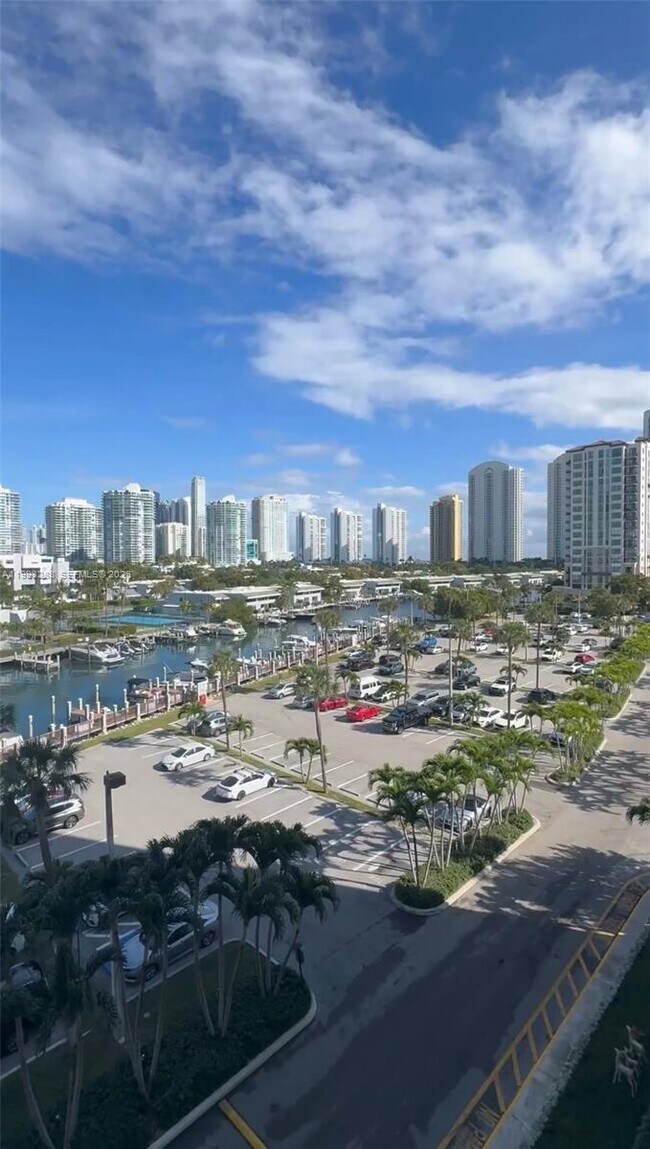 Building Photo - 400 Kings Point Dr