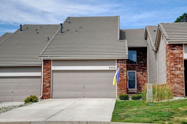 Primary Photo - Beautiful luxury townhome style condominiu...