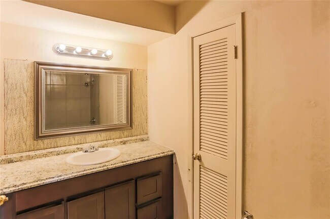 Building Photo - 9901 Sharpcrest St