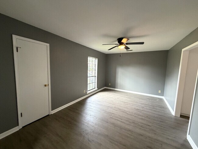 Building Photo - Newly Renovated Home!