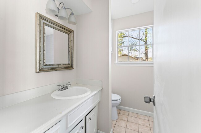 Building Photo - 3427 Dovie Dr