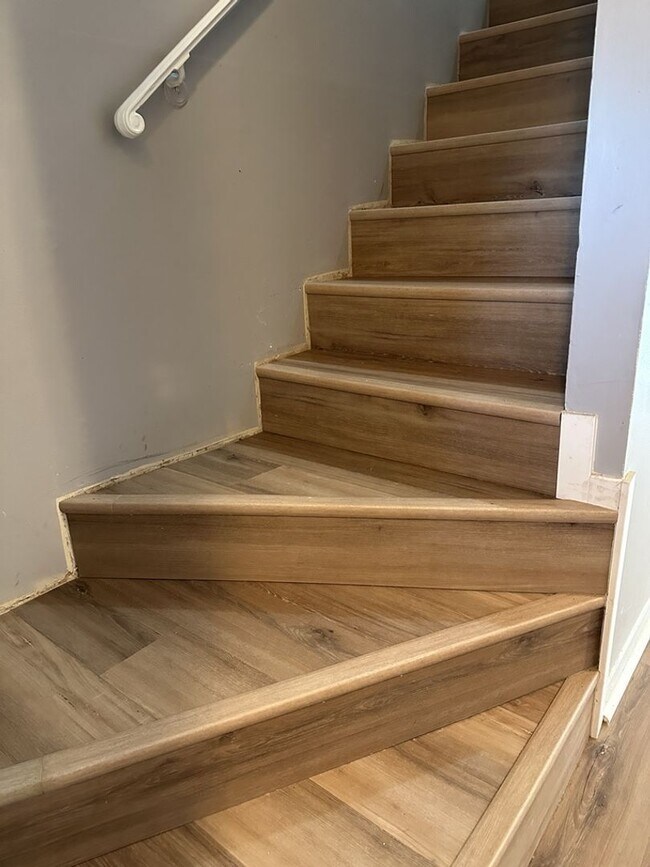 Building Photo - 11 Knollwood Cir