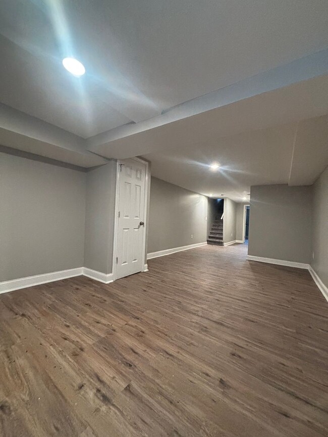 Building Photo - 3 Bedroom 2 Bathroom Townhome Available in...