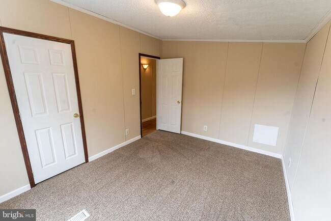 Building Photo - 1205 W 6th St