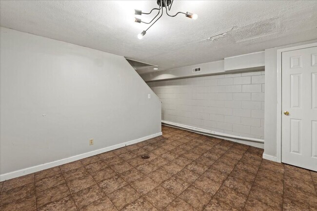 Building Photo - 1338 S Talbott St