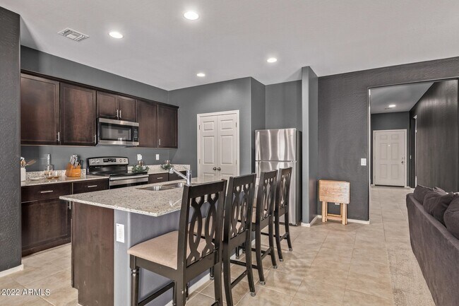 Building Photo - 43721 W Acacia Ave