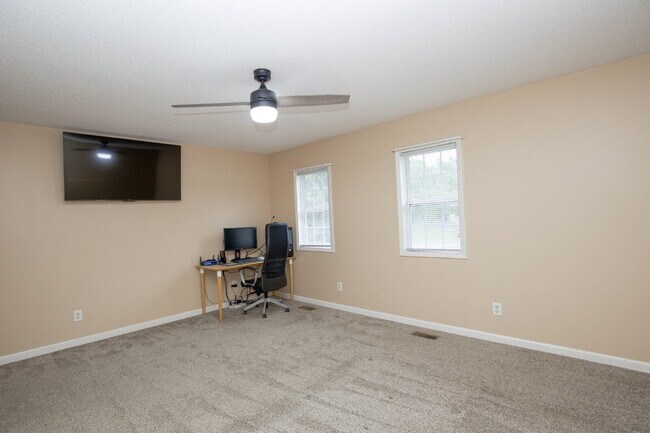 Building Photo - Charming 3 Bedroom, 2,5 Bath home with hug...